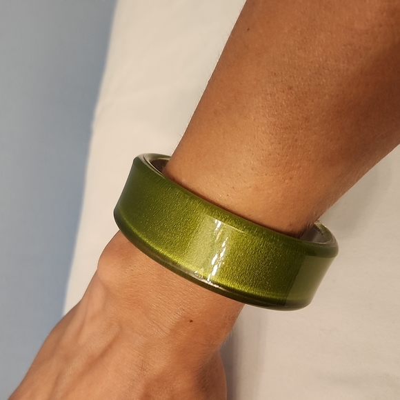 2/$30 Green resin bracelet - Picture 1 of 5